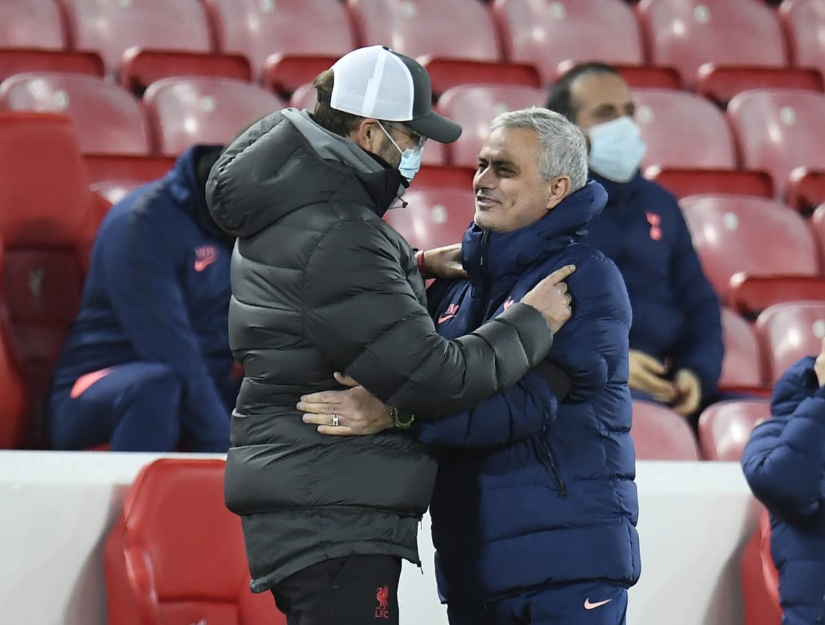 Jürgen Klopp a José Mourinho (vpravo) si podávají ruce po vzájemném zápase v anglické fotbalové lize.
