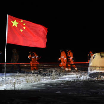 Čínská sonda s měsíčními vzorky zpět na Zemi