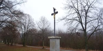 Vandal napíchl na pamětní kříž v Brně kozí hlavu. Ježíše omotal vnitřnostmi