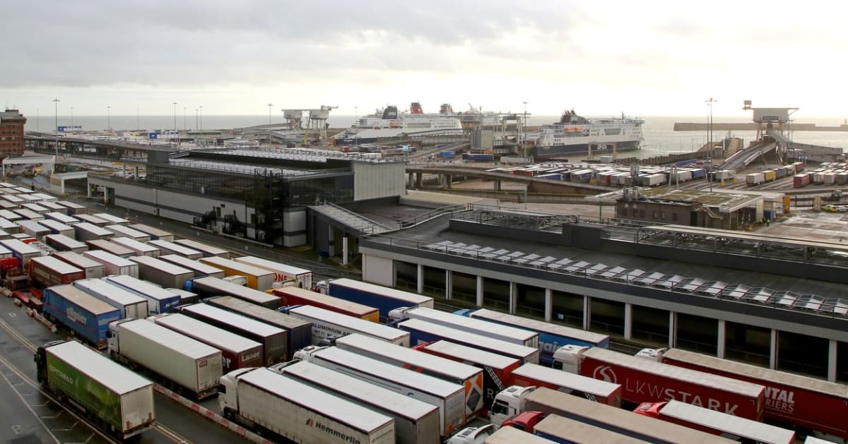 Kamiony čekající na trajekt v anglickém přístavu Dover