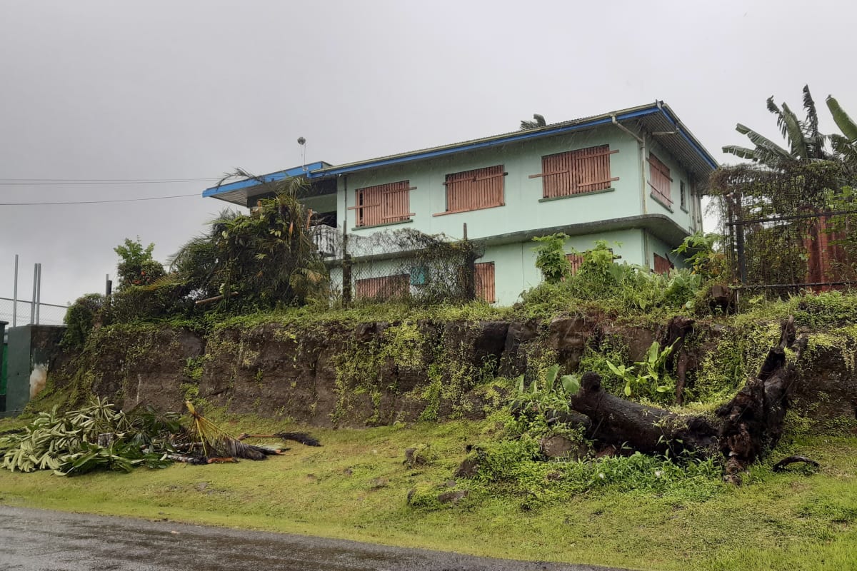 Následky cyklonu Yasa ve městě Tamavua na Fidži