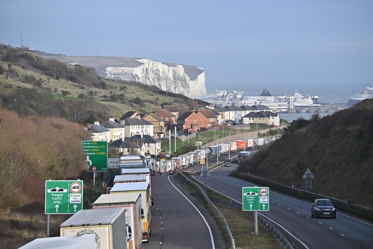 Nekonečná kolona kamionů před přístavem v anglickém Doveru
