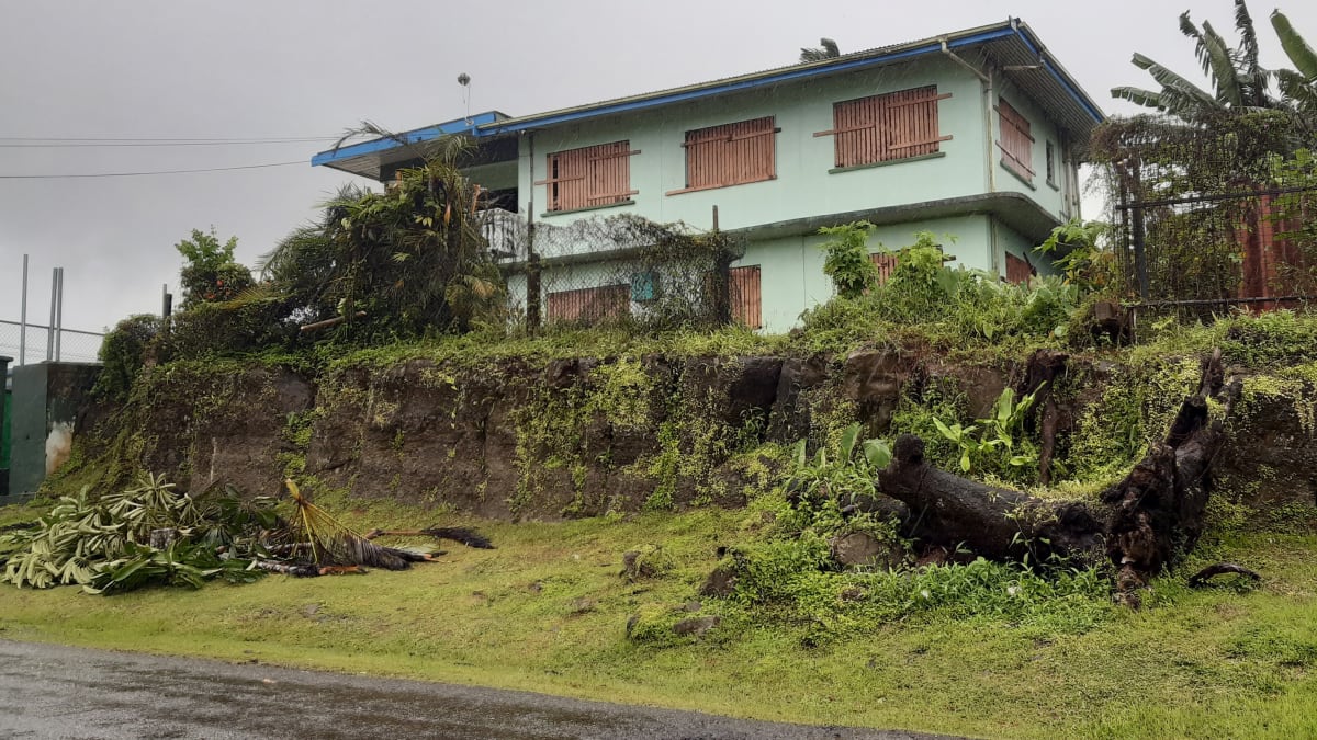 Následky cyklonu Yasa ve městě Tamavua na Fidži