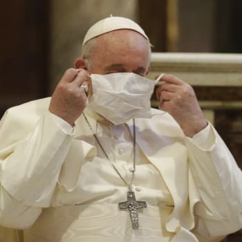 Papež František s rouškou