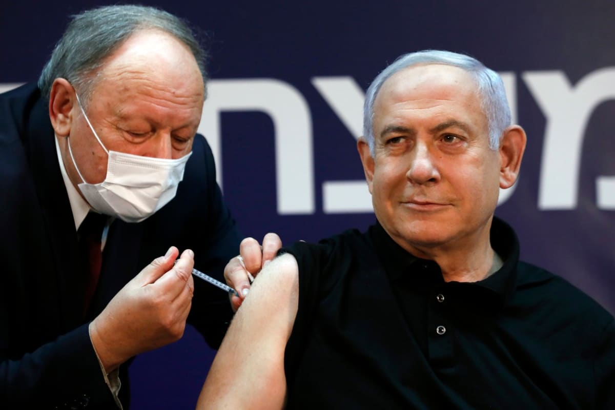 Jednasedmdesátiletý Benjamin Netanjahu byl očkován proti covidu v nemocnici poblíž Tel Avivu. 