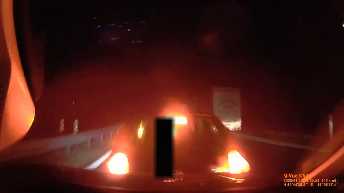 Policie zveřejnila video, ve kterém řidič narazil v plné rychlosti do kolony aut.