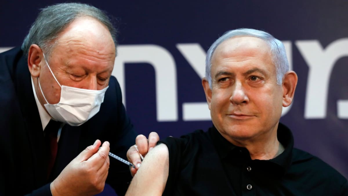 Jednasedmdesátiletý Benjamin Netanjahu byl očkován proti covidu v nemocnici poblíž Tel Avivu. 