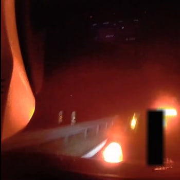 Policie zveřejnila video, ve kterém řidič narazil v plné rychlosti do kolony aut.