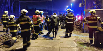 V Praze srazil vlak člověka, trať do Roztok je uzavřená