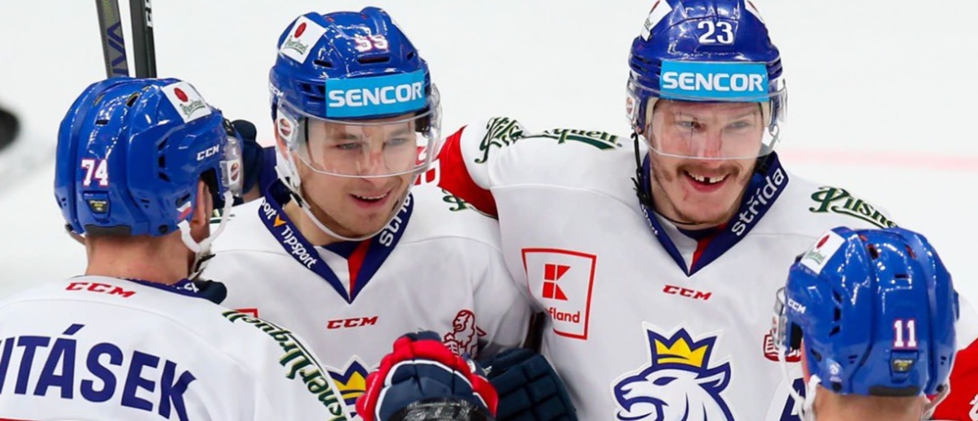 Dmitrij Jaškin (vpravo) v dresu národního týmu, který kvůli smlouvě v ruské KHL jen tak brzy neoblékne.