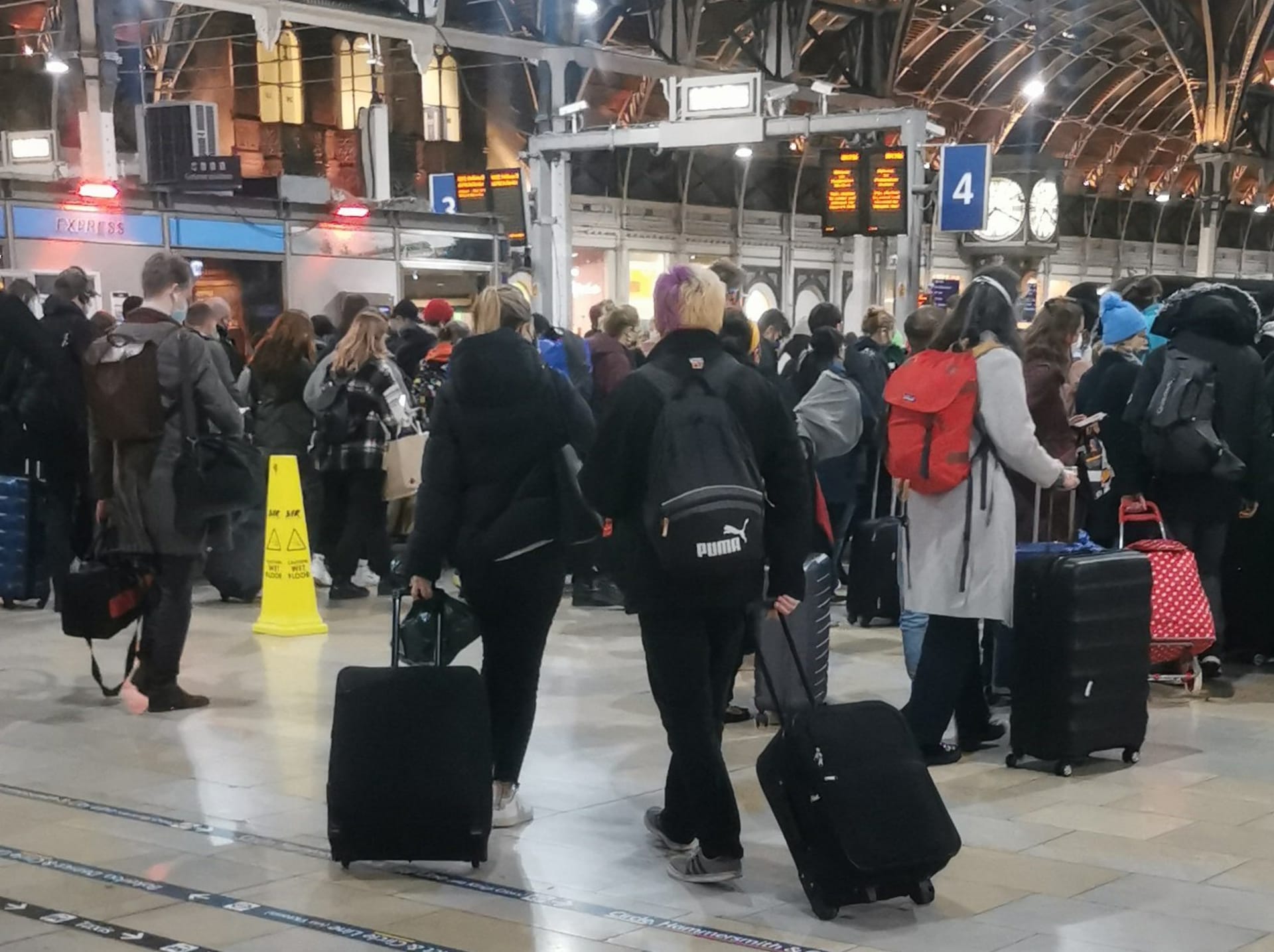 Londýnské nádraží Paddington zažilo v sobotu večer pořádný nápor cestujících