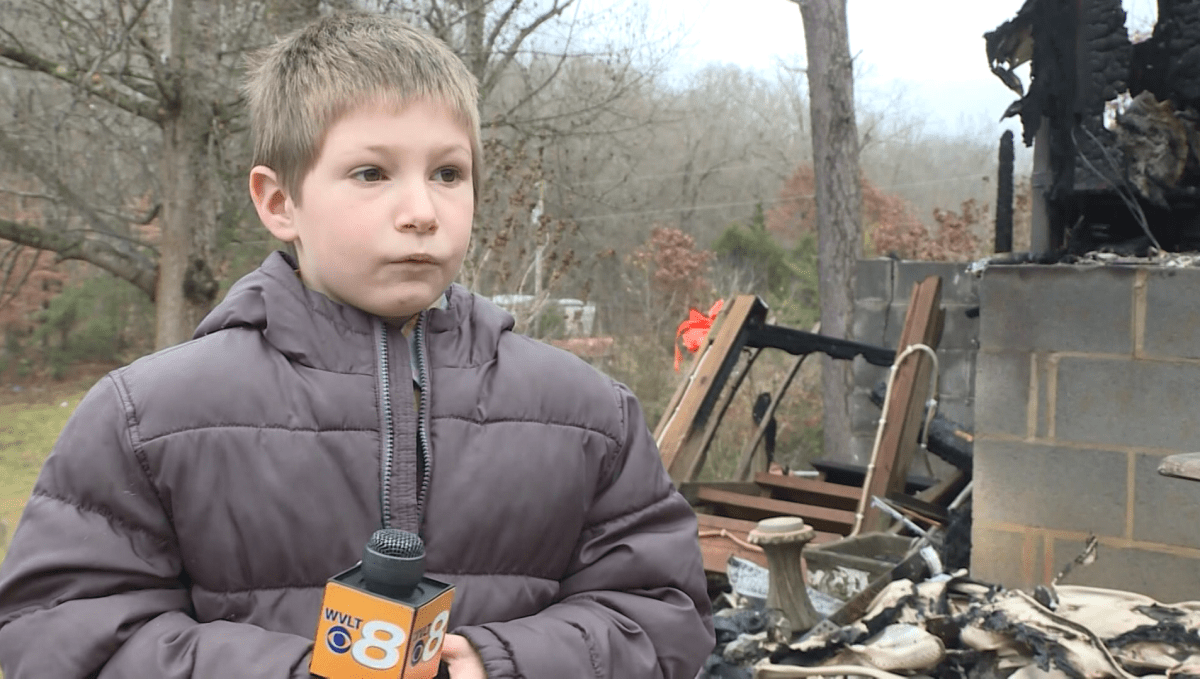 Sedmiletý Eli Davidson zachránil z hořícího domu svoji mladší sestru (zdroj: WVLT/CNN)