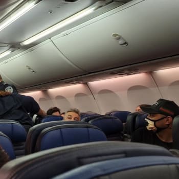 Fotografie dokazující chaos, který vznikl na palubě letadla poté, co muž s covidem zkolaboval a následně zemřel