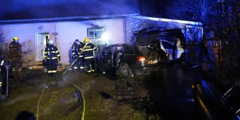 Auto na Olomoucku nejdřív narazilo do domu, pak začalo spolu se vším okolo hořet