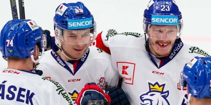 Dmitrij Jaškin (vpravo) v dresu národního týmu, který kvůli smlouvě v ruské KHL jen tak brzy neoblékne.