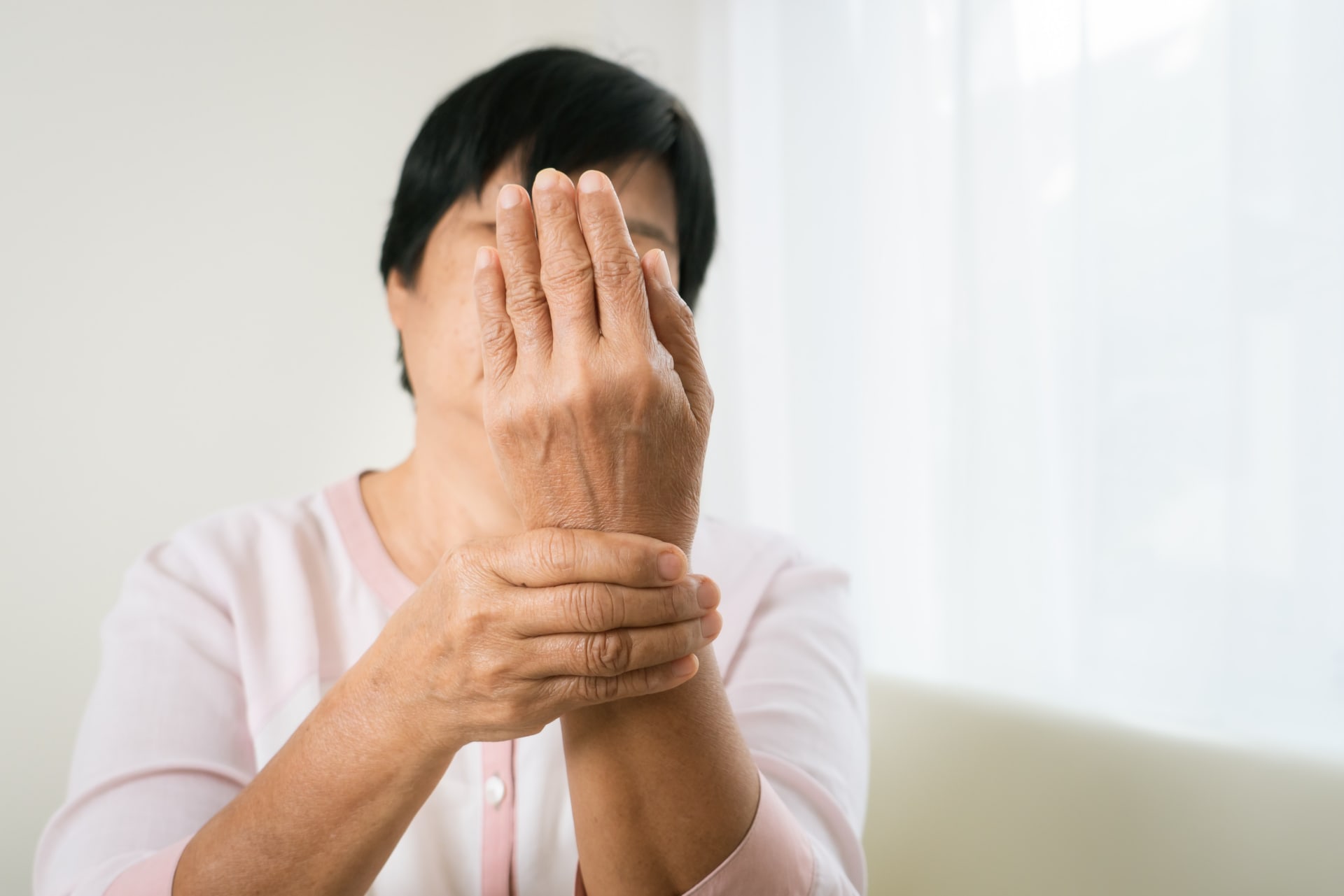 Revmatoidní artritida přináší pacientům úporné až nesnesitelné bolesti. (Profimedia)