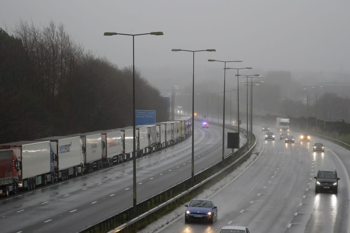 Francie zakázala od nedělní půlnoci po dobu 48 hodin veškerou cestu ze Spojeného království, včetně nákladních vozidel přepravujících náklad tunelem pod Lamanšským průlivem nebo z přístavu Dover na jižním pobřeží Anglie.
