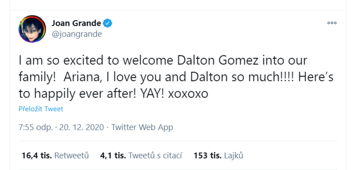Maminka Ariany Grande poblahopřála páru k zásnubám na Twitteru.