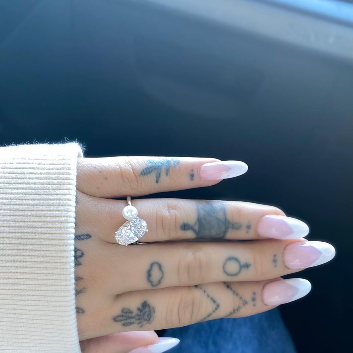 Arina Grande je zasnoubená. Od přítele Daltona Gomeze dostala prsten s diamantem i perlou.