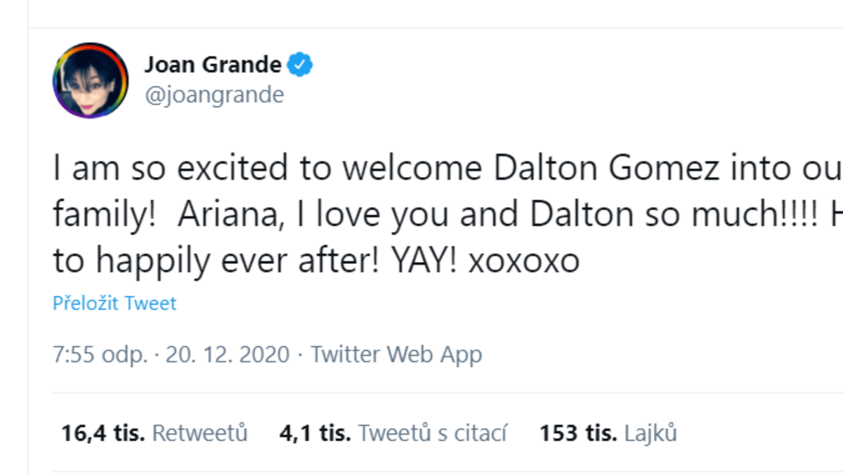 Maminka Ariany Grande poblahopřála páru k zásnubám na Twitteru.