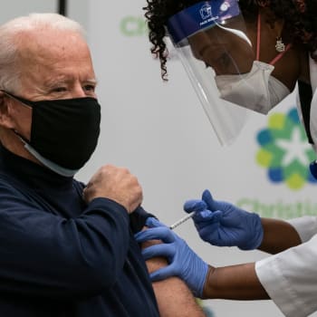 Joe Biden se nechal proti covidu očkovat 21. prosince v nemocnici ve svém domovském státu Delaware. 