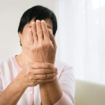 Revmatoidní artritida dokáže hodně potrápit. 