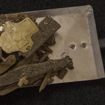 Trosky dřevěného relikviáře se zlatou destičkou zdobenou tepáním (kříž a písmena "IR"). Archeologové objevili v milevském klášteře na Písecku schránku s odseknutou částí hřebu z Pravého kříže. Jedná se o jednu z nejvzácnějších křesťanských relikvií (zdroj: PR/Martin Frouz)