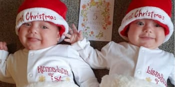 Dvojčata narozená s covidem se vrátila na Vánoce domů. V nemocnici byla 5 měsíců