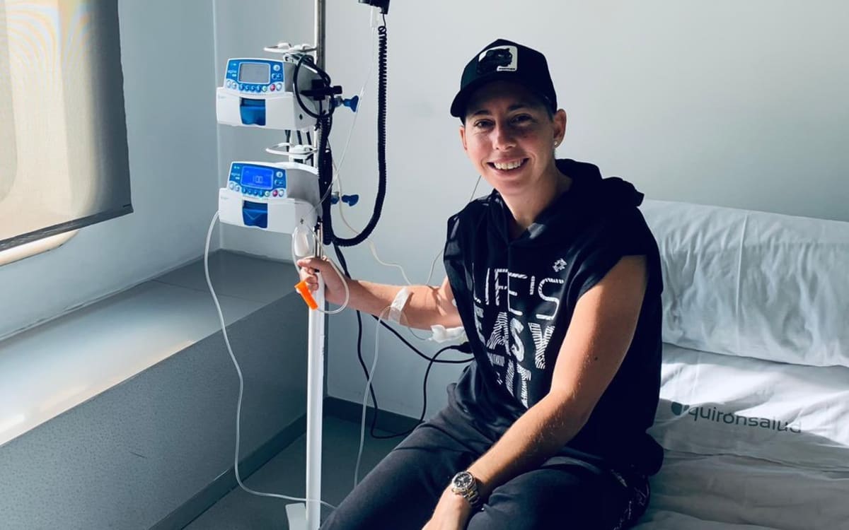 Šestiměsíční chemoterapii podstupuje tenistka Carla Suárezová Navarrová. I přes léčbu zůstává pozitivně naladěna a občas si dopřává také trénink na kurtu.