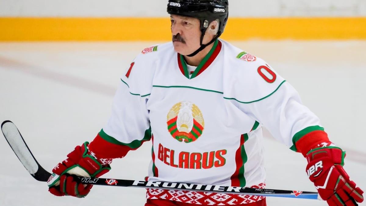 Alexandr Lukašenko je velkým hokejovým nadšencem. Leckdo usiluje o to, aby se běloruský prezident nedočkal mistrovství světa ve své zemi.
