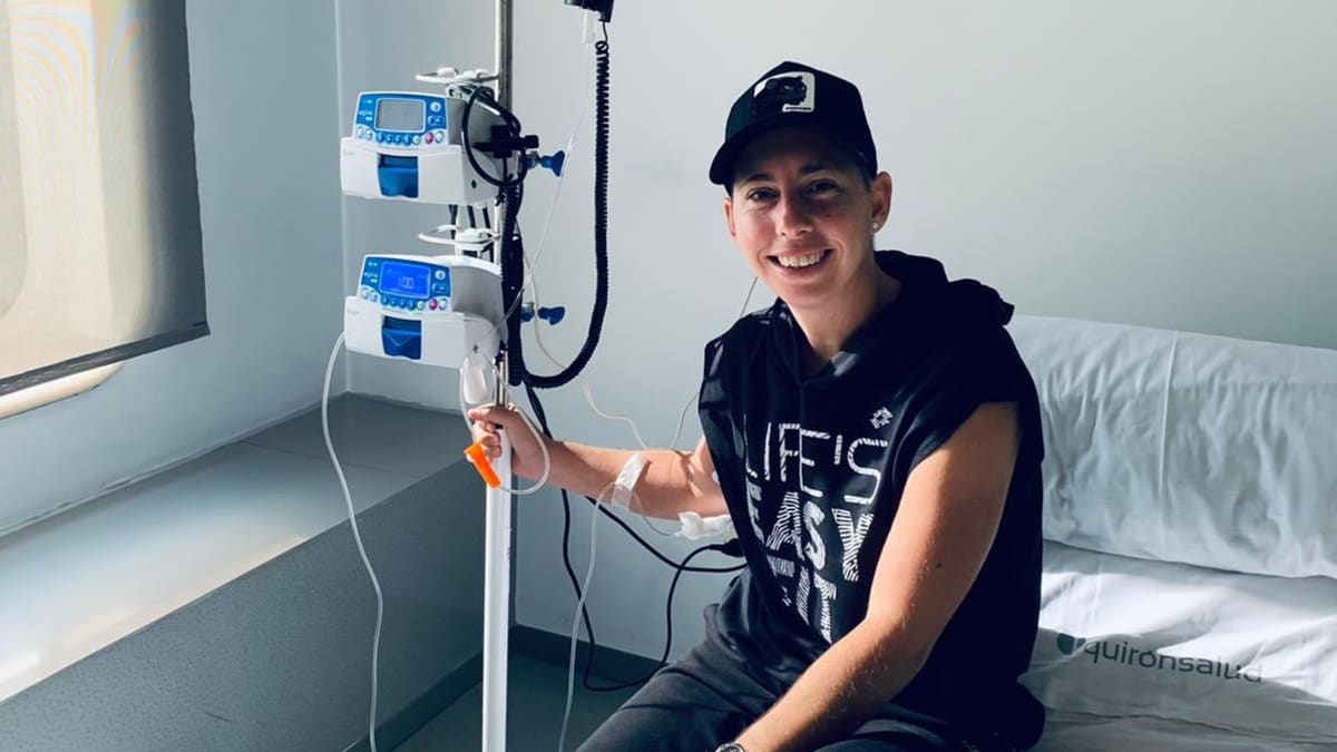 Šestiměsíční chemoterapii podstupuje tenistka Carla Suárezová Navarrová. I přes léčbu zůstává pozitivně naladěna a občas si dopřává také trénink na kurtu.