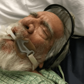 83letý Gilbert Falcon musel být připojen na plicní ventilátor.