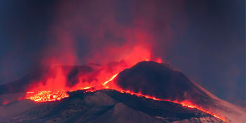 Sicilská Etna se znovu probudila k životu. Lávu chrlí ze tří kráterů