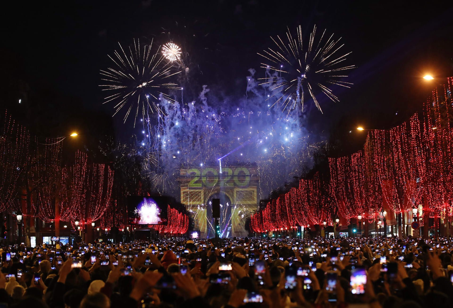 Takto slavili Francouzi v Paříži Nový rok 1. ledna 2020.