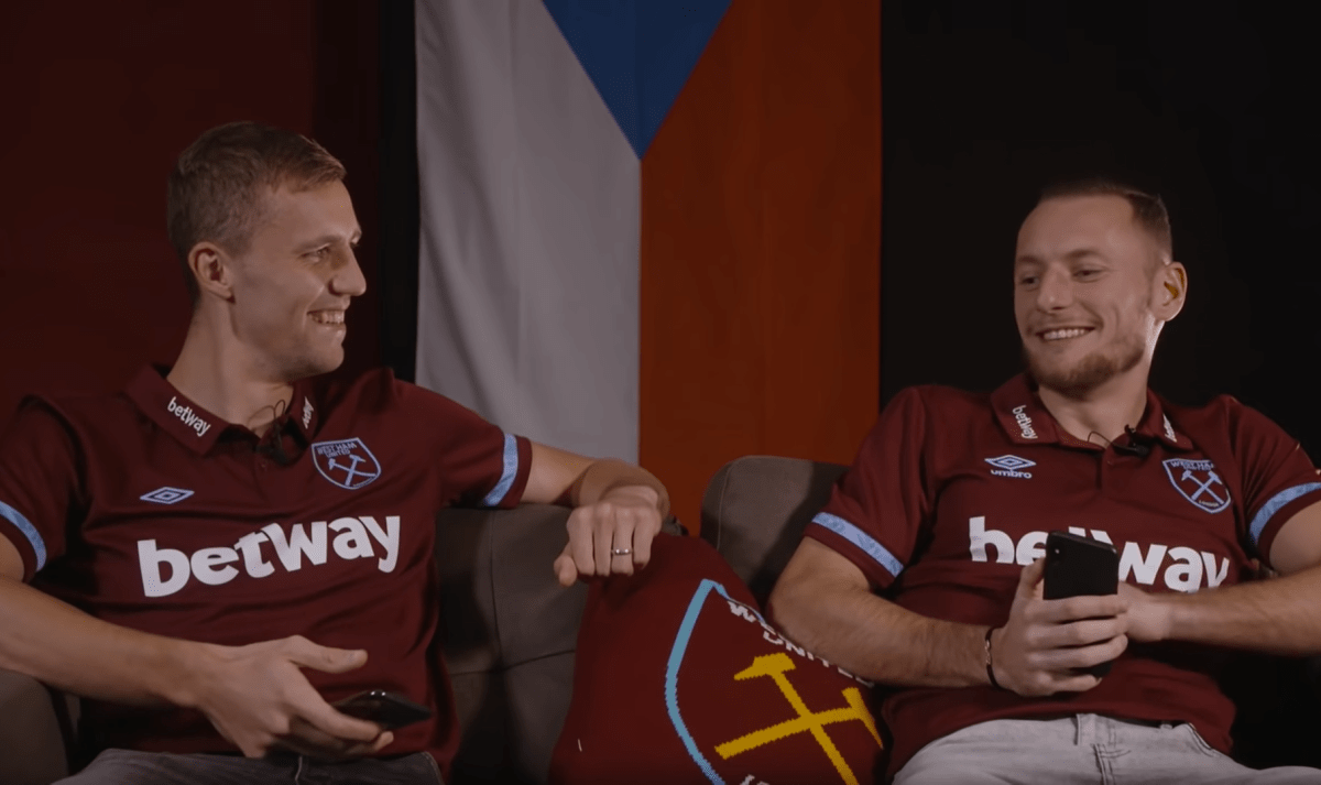 Jak skvěle si rozumí, ukázali čeští fotbalisté West Hamu Tomáš Souček s Vladimírem Coufalem ve videu, kterým se vzájemně otestovali. 