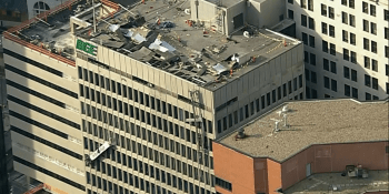 Výbuch v Baltimoru zanechal deset zraněných, dva lidé uvízli vysoko nad zemí