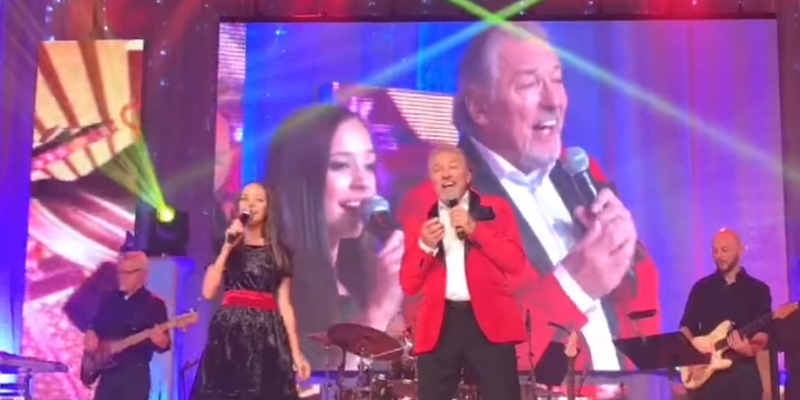 Charlotte Gottová si s tatínkem zazpívala Zvonky štěstí před ohromným publikem (2018).