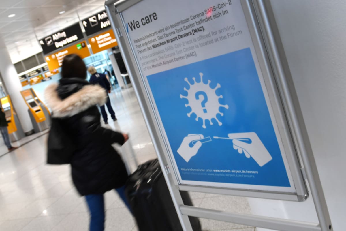 Na letištích po celém světě nadále platí pro cestující přísná hygienická opatření.