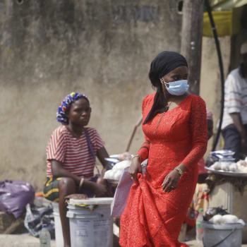 Žena s rouškou na trhu ve městě Lagos