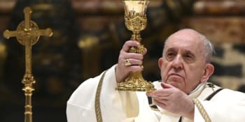 Půlnoční mše ve Vatikánu byla kvůli pandemii komorní. Papež vyzval k pomoci chudým