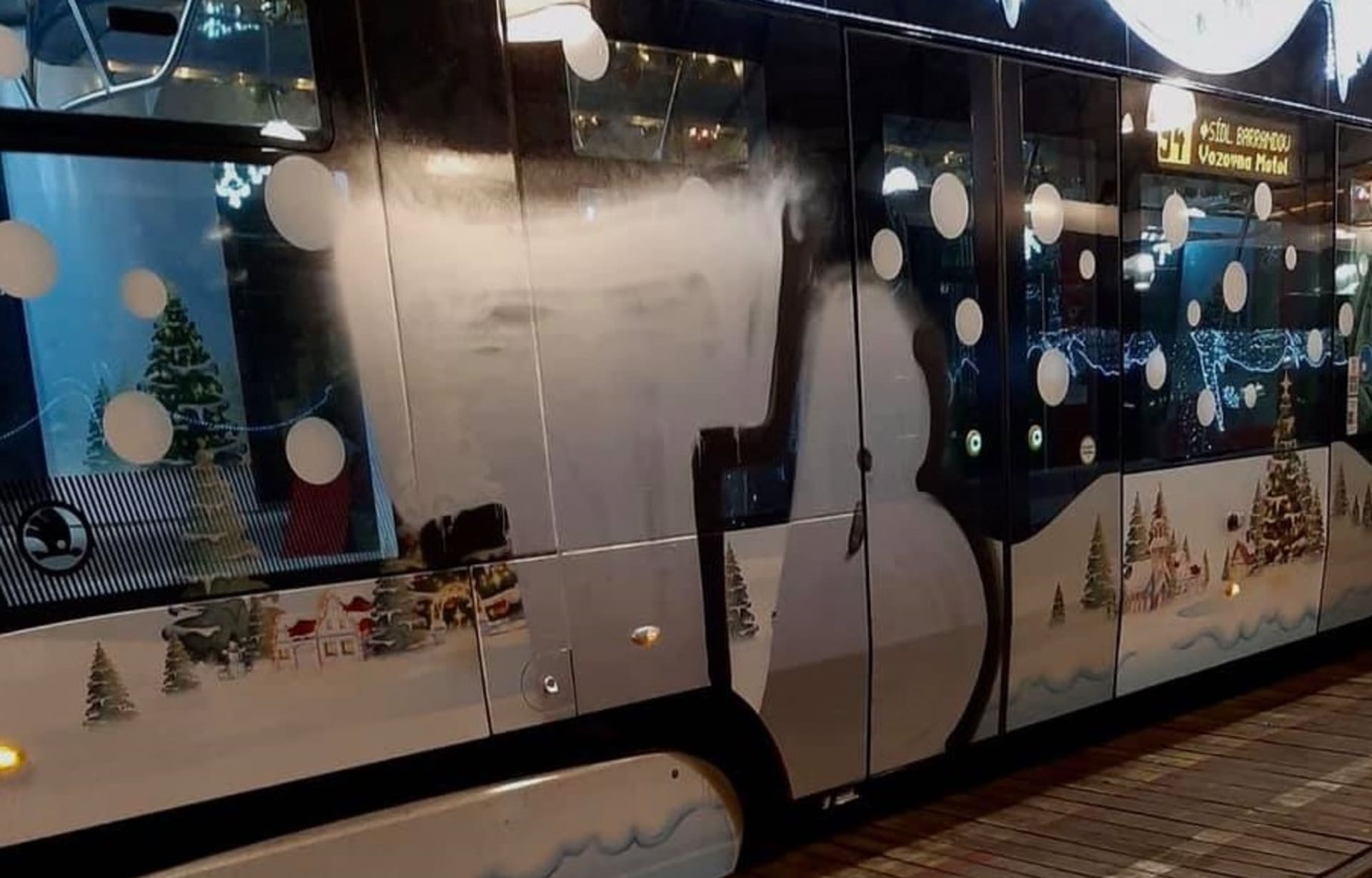 Posprejovaná pražská vánoční tramvaj