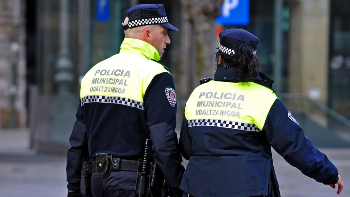Policisté ze španělského města Benicarló zadrželi tři mladíky, kteří mučili 30letého muže.