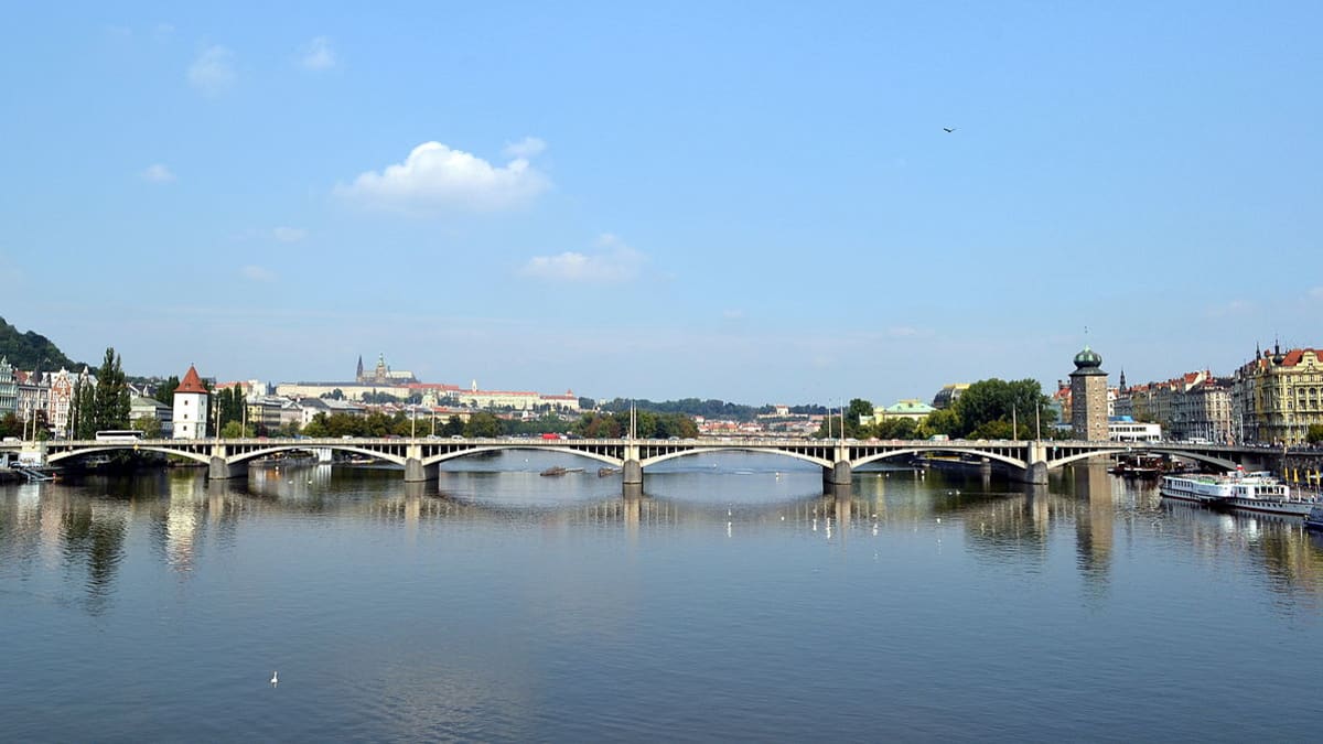 Na Boží hod policisté řešili pokus o sebevraždu na Jiráskově mostě v Praze. (Ilustrační snímek)