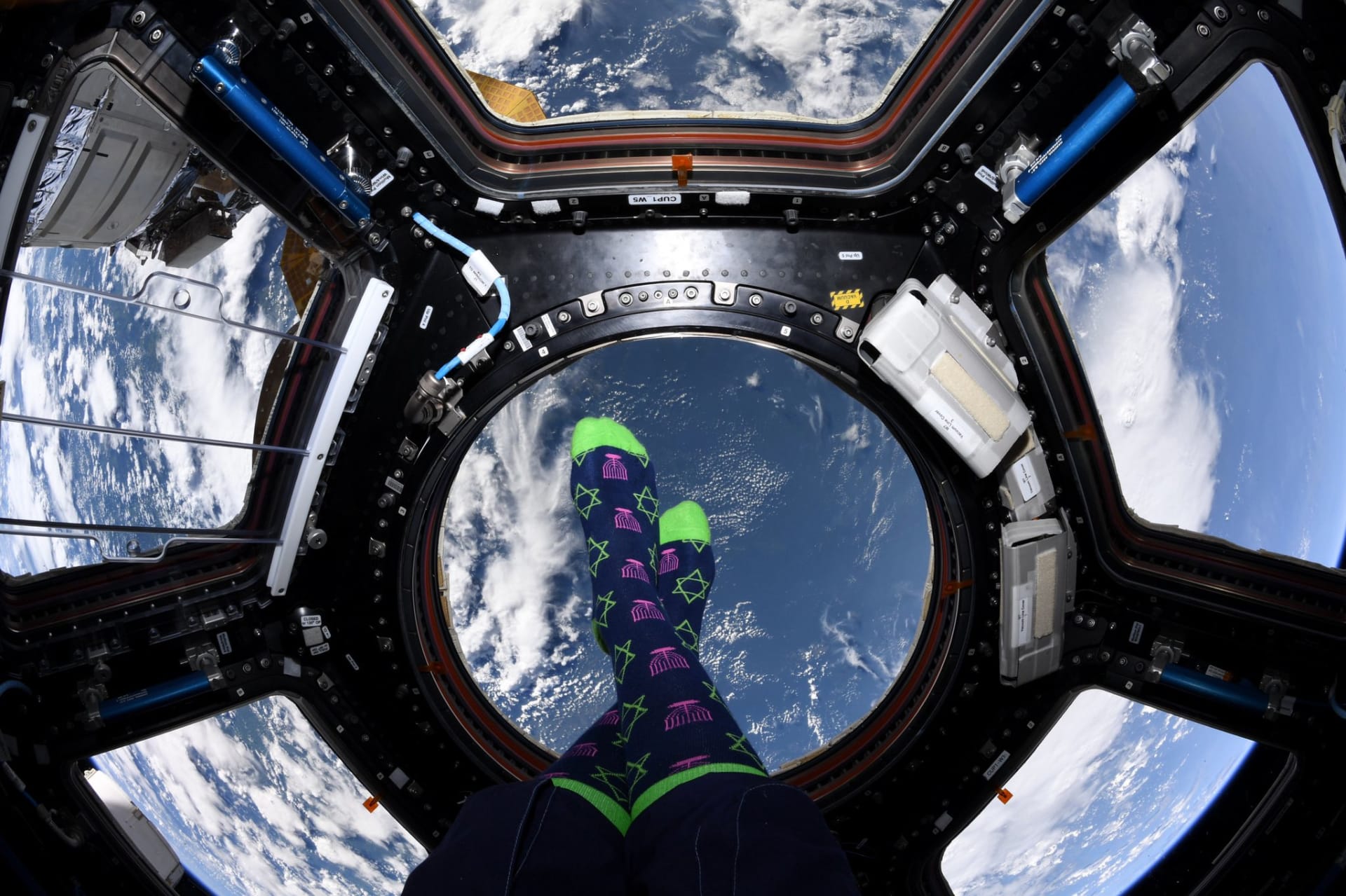 Astronautka Jessica U. Meirová předvedla na Twitteru své ponožky s chanukovou tematikou.