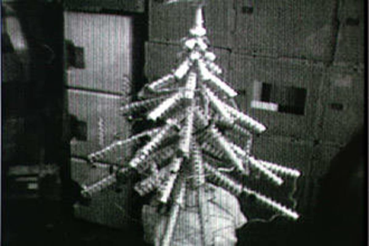 První provizorní vánoční stromek se objevil na palubě Skylabu v roce 1973.
