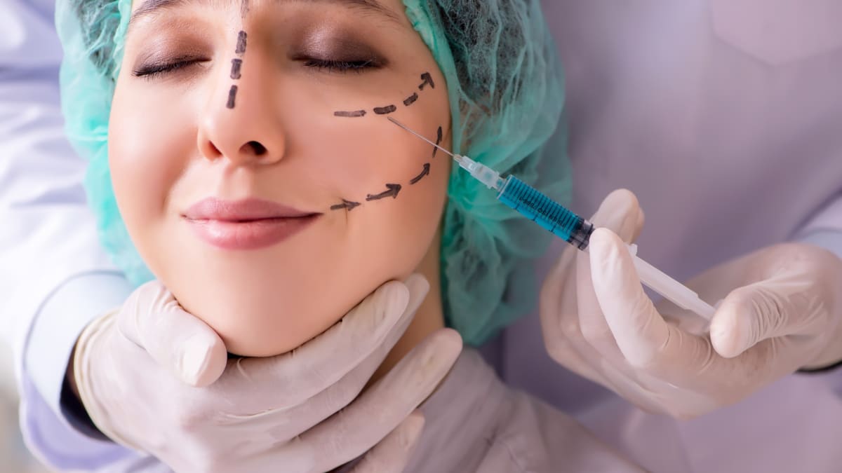 Nejvíce se vedlejší účinky vakcíny projevují u plastických operací na obličeji.