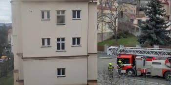 Na pražské Palmovce zasahují hasiči. V bytě začala hořet sedací souprava