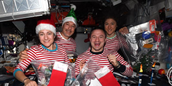 Vánoční stromek i slavnostní večeře. Jaké měli astronauti Vánoce na palubě ISS?