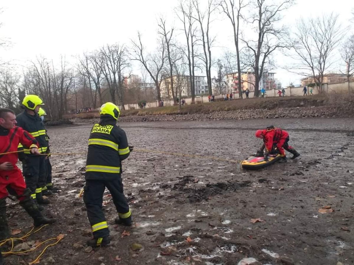 Hasiči v pražských Čakovicích zachránili pomocí paddleboardu chlapce uvízlého v bahně vypuštěného rybníka.