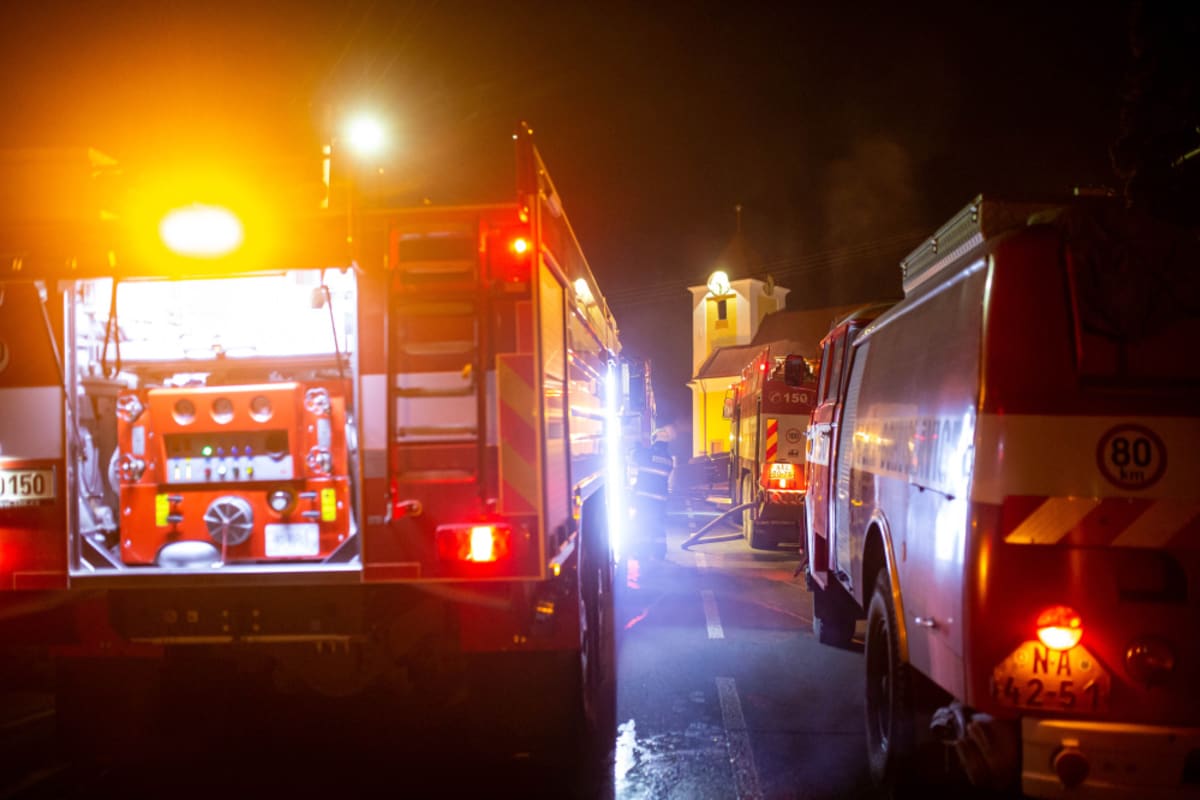 Při hašení se zranil jeden hasič.